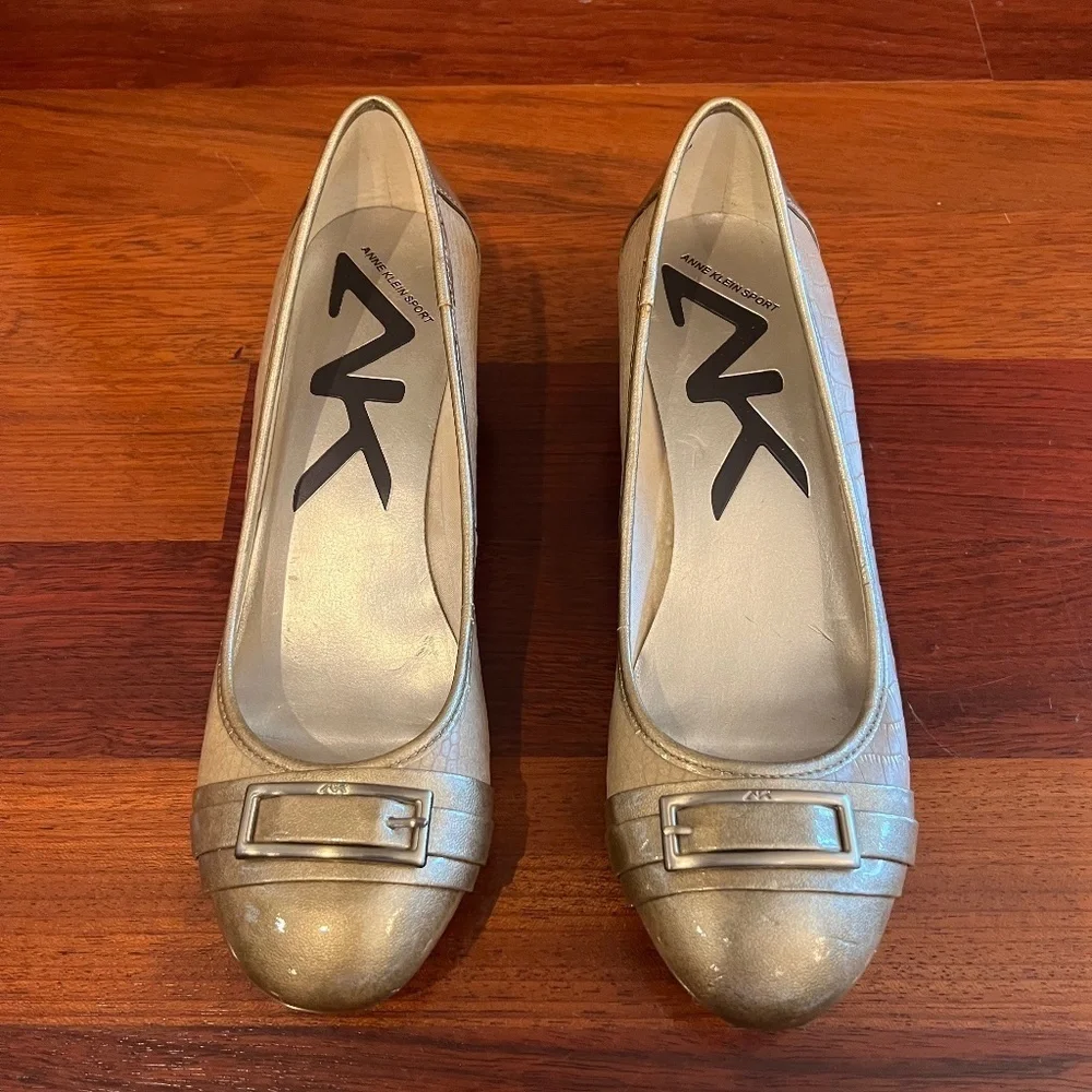 Anne Klein Tan & Gold Snakeskin pattern wedge buckle detail, Old Money, Size 8.5